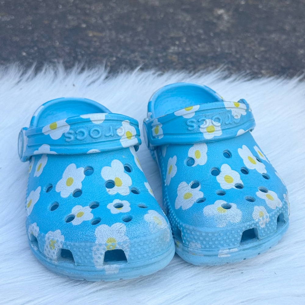 Toddler Floral Crocs - Picture 2 of 5